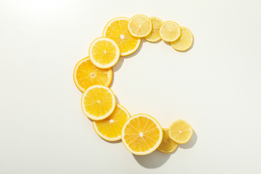Frau trägt ein Vitamin-C-Serum auf ihre gereinigte Gesichtshaut auf und genießt das natürliche Tageslicht.