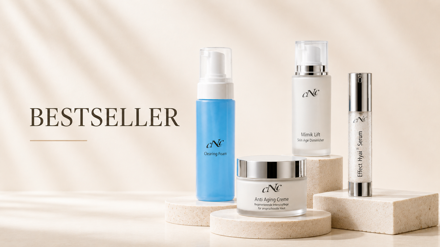 CNC Bestseller mit Clearing Foam, Anti Aging Creme, Mimik Lift und Effect Hyal Serum auf hellem Podest im Premium-Hautpflege-Design.