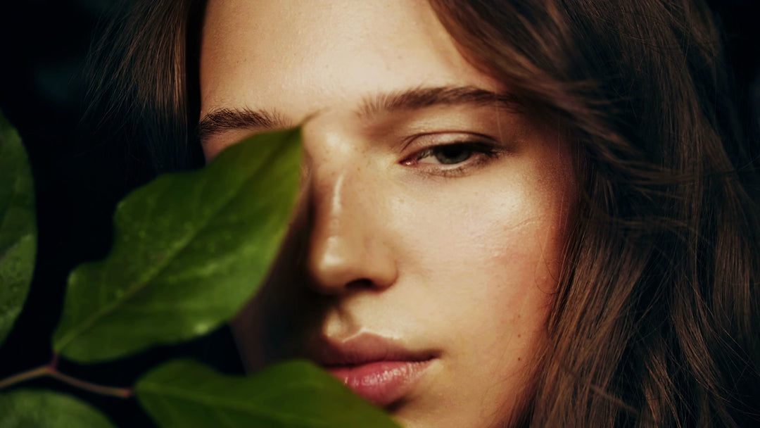 Header-Video von Fühlbar Schön Kosmetik Berlin mit professioneller Hautpflege, modernen Kosmetikbehandlungen und hochwertiger Wirkstoffkosmetik.